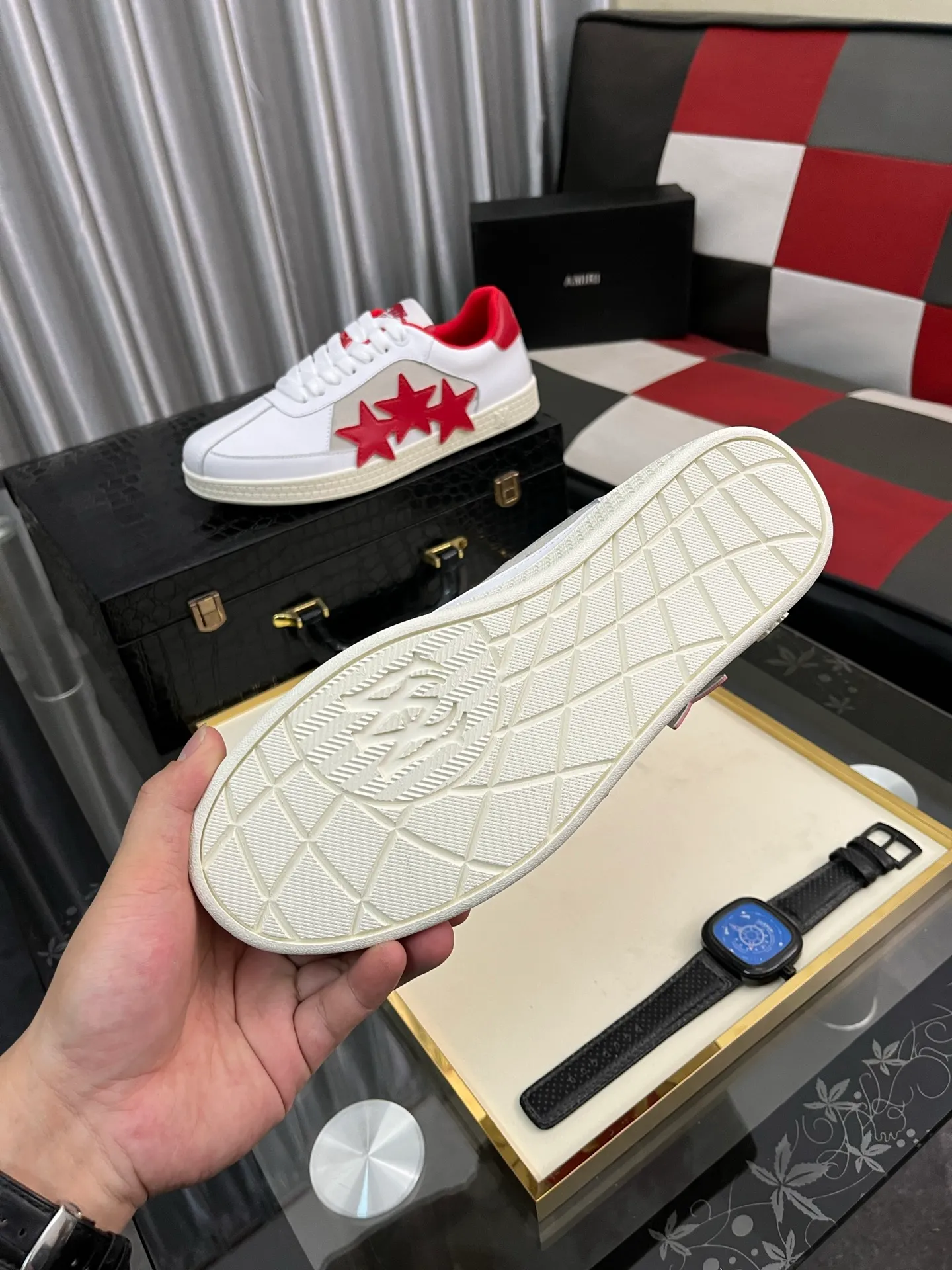 Men's shoes 💰420⌚️⌚️《AMIR*》New men's low-top casual sports sneakers bone shoes, another pair of irresistible bone shoes. Bone shoes are one of AMIRI's most popular items. They use first-layer cowhide uppers. The side bones are made of two cowhide laminations. They have a three-dimensional feel. The leather incisions are all oil-edged. Contrasting color design. Simple style. Fashionable sports. Customized metal LOGO nameplate to embellish shoelaces. Exclusive control of top version. Supports comparison. Breathable mesh lining Original rubber outsole A must-have item for daily leisure Suitable for various occasions Check it out if you pursue high quality Super cool uppers Size: 38-446️⃣ Colors available